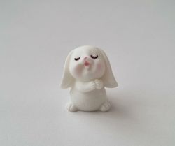 Söt liten kanin, minikanin. Miniatyr för dockskåp / tittskåp (variant 20)