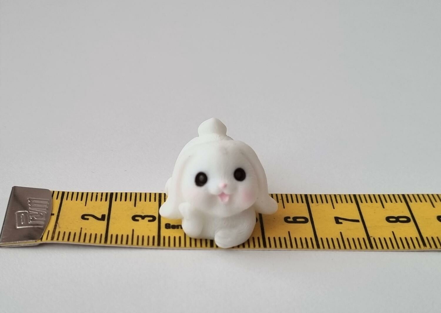 Söt liten kanin, minikanin. Miniatyr för dockskåp / tittskåp (variant 24)
