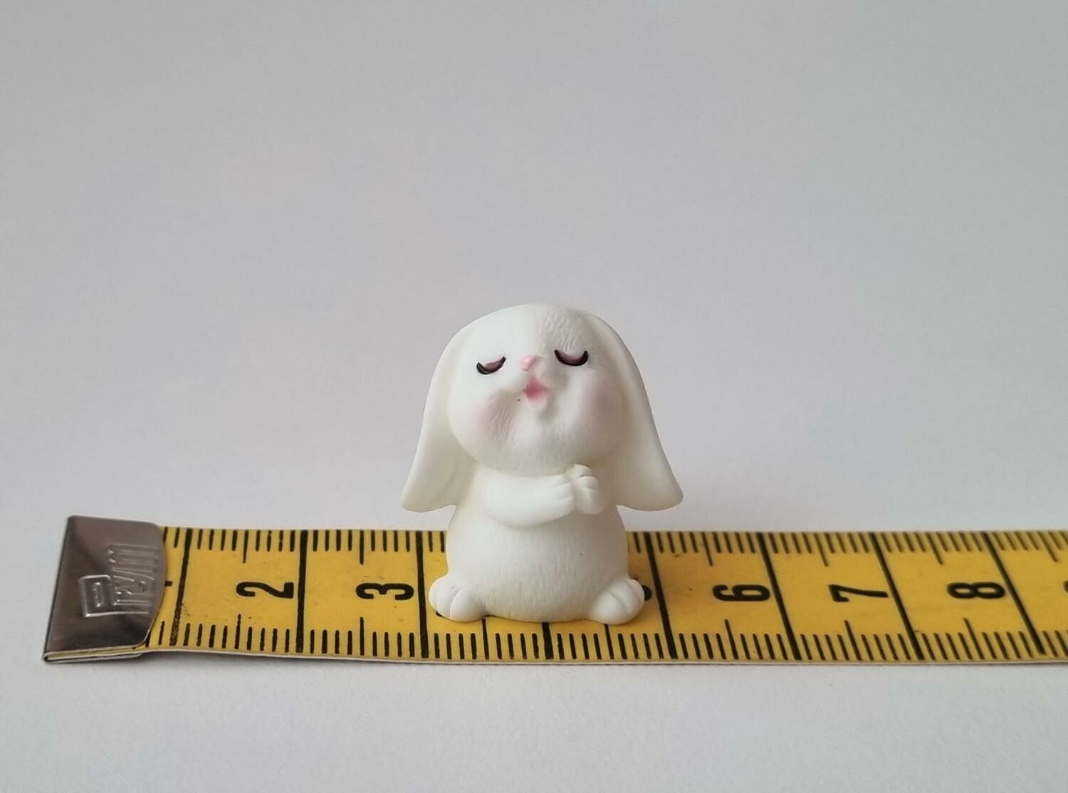 Söt liten kanin, minikanin. Miniatyr för dockskåp / tittskåp (variant 20)