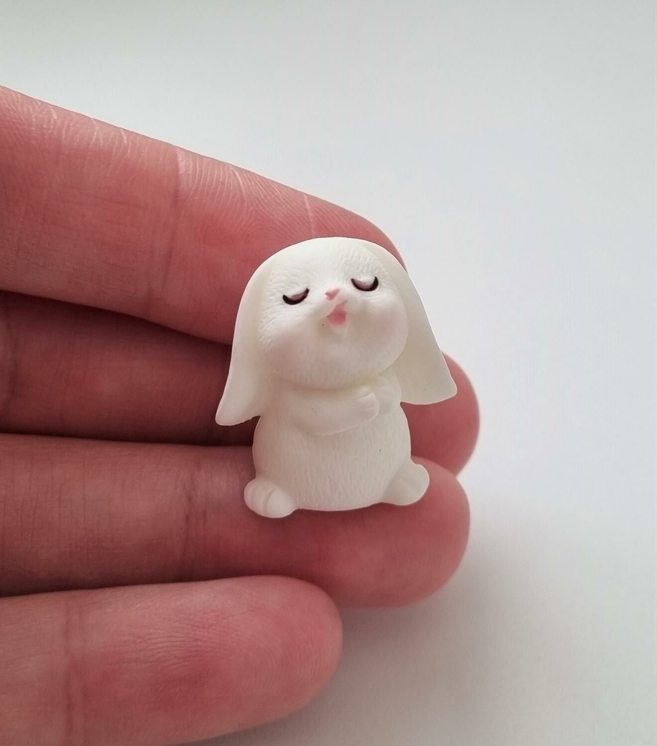 Söt liten kanin, minikanin. Miniatyr för dockskåp / tittskåp (variant 20)