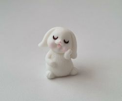Söt liten kanin, minikanin. Miniatyr för dockskåp / tittskåp (variant 16)