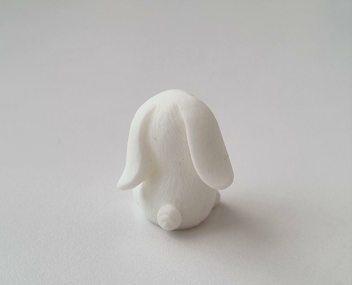 Söt liten kanin, minikanin. Miniatyr för dockskåp / tittskåp (variant 16)