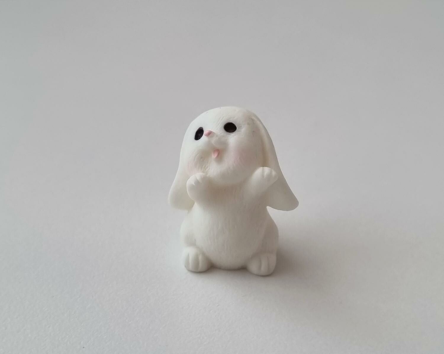Söt liten kanin, minikanin. Miniatyr för dockskåp / tittskåp (variant 21)