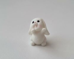 Söt liten kanin, minikanin. Miniatyr för dockskåp / tittskåp (variant 21)