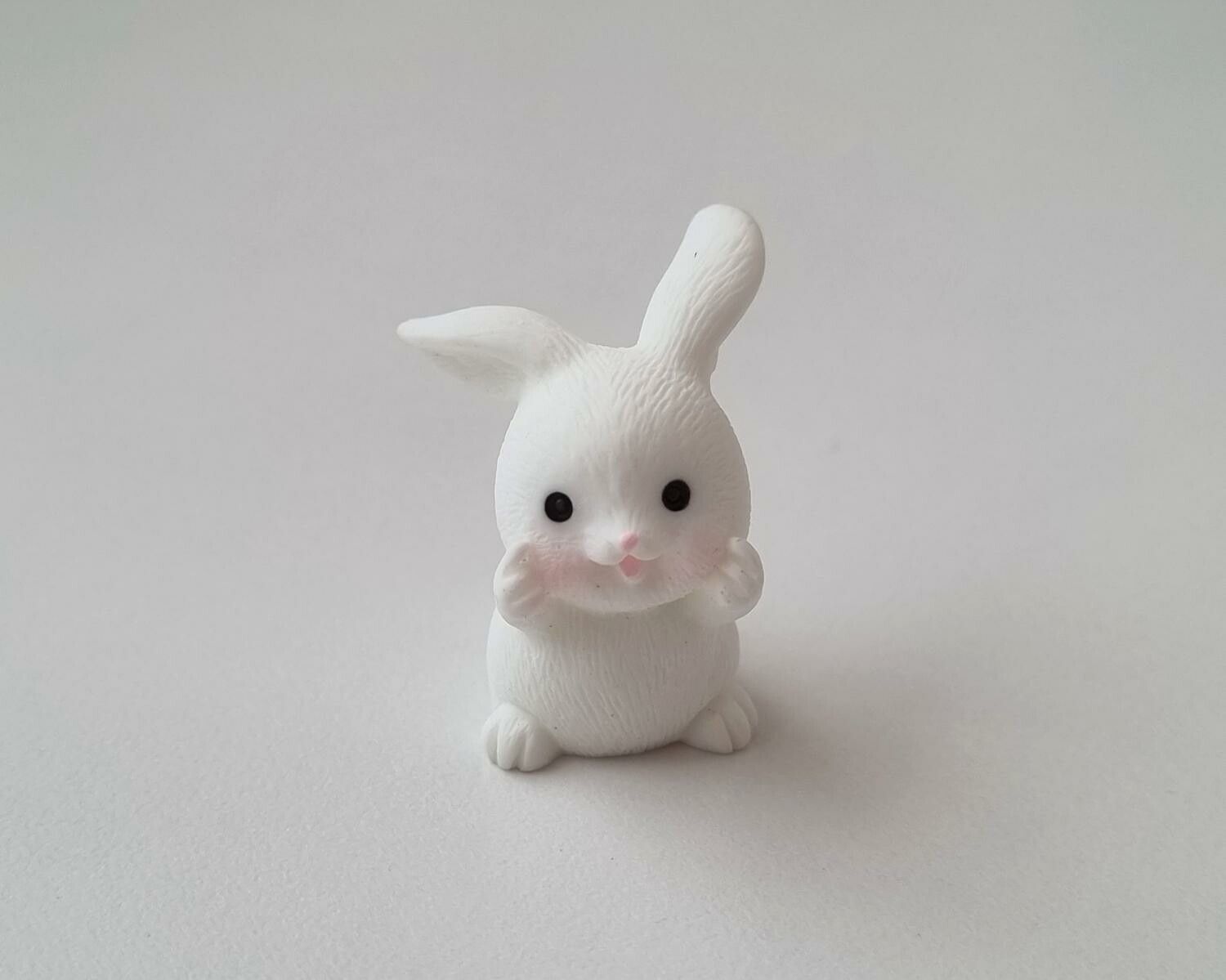 Söt liten kanin, minikanin. Miniatyr för dockskåp / tittskåp (variant 19)
