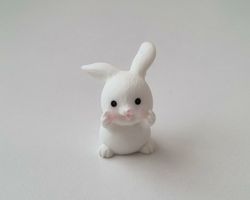 Söt liten kanin, minikanin. Miniatyr för dockskåp / tittskåp (variant 19)
