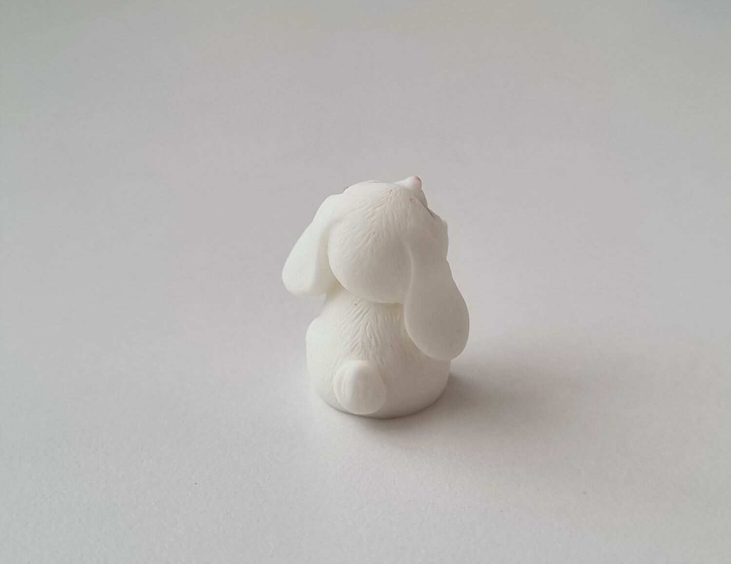 Söt liten kanin, minikanin. Miniatyr för dockskåp / tittskåp (variant 21)