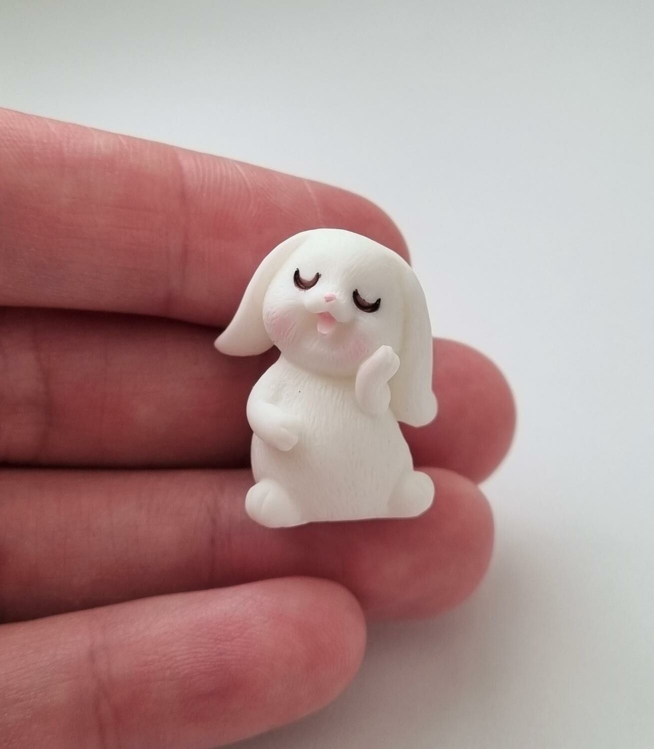 Söt liten kanin, minikanin. Miniatyr för dockskåp / tittskåp (variant 16)