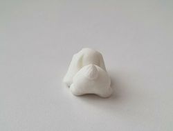 Söt liten kanin, minikanin. Miniatyr för dockskåp / tittskåp (variant 18)
