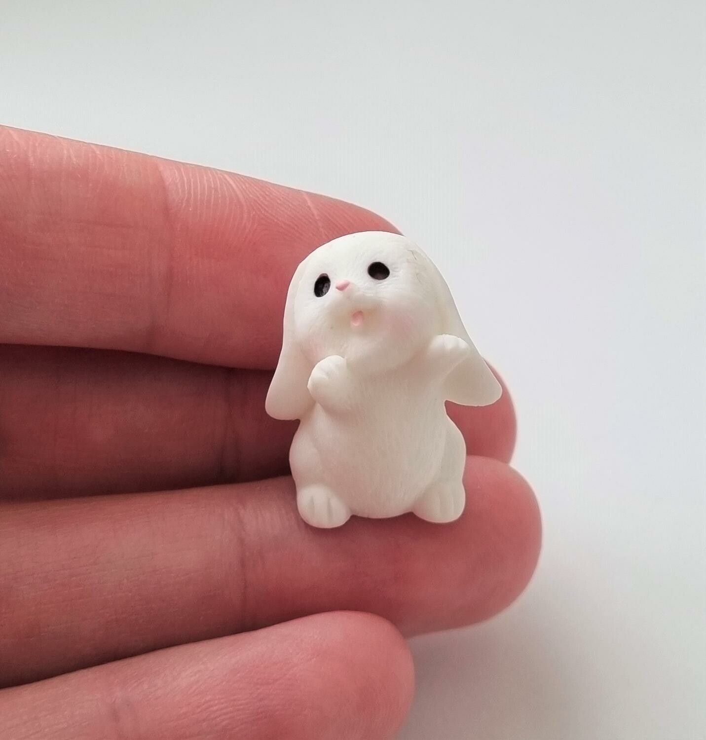 Söt liten kanin, minikanin. Miniatyr för dockskåp / tittskåp (variant 21)