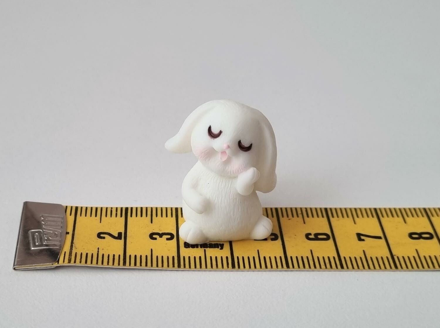 Söt liten kanin, minikanin. Miniatyr för dockskåp / tittskåp (variant 16)