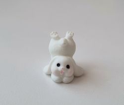 Söt liten kanin, minikanin. Miniatyr för dockskåp / tittskåp (variant 23)