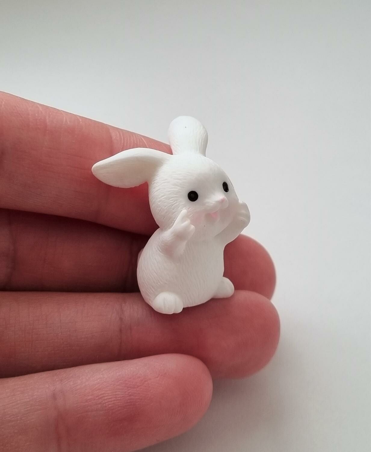 Söt liten kanin, minikanin. Miniatyr för dockskåp / tittskåp (variant 19)