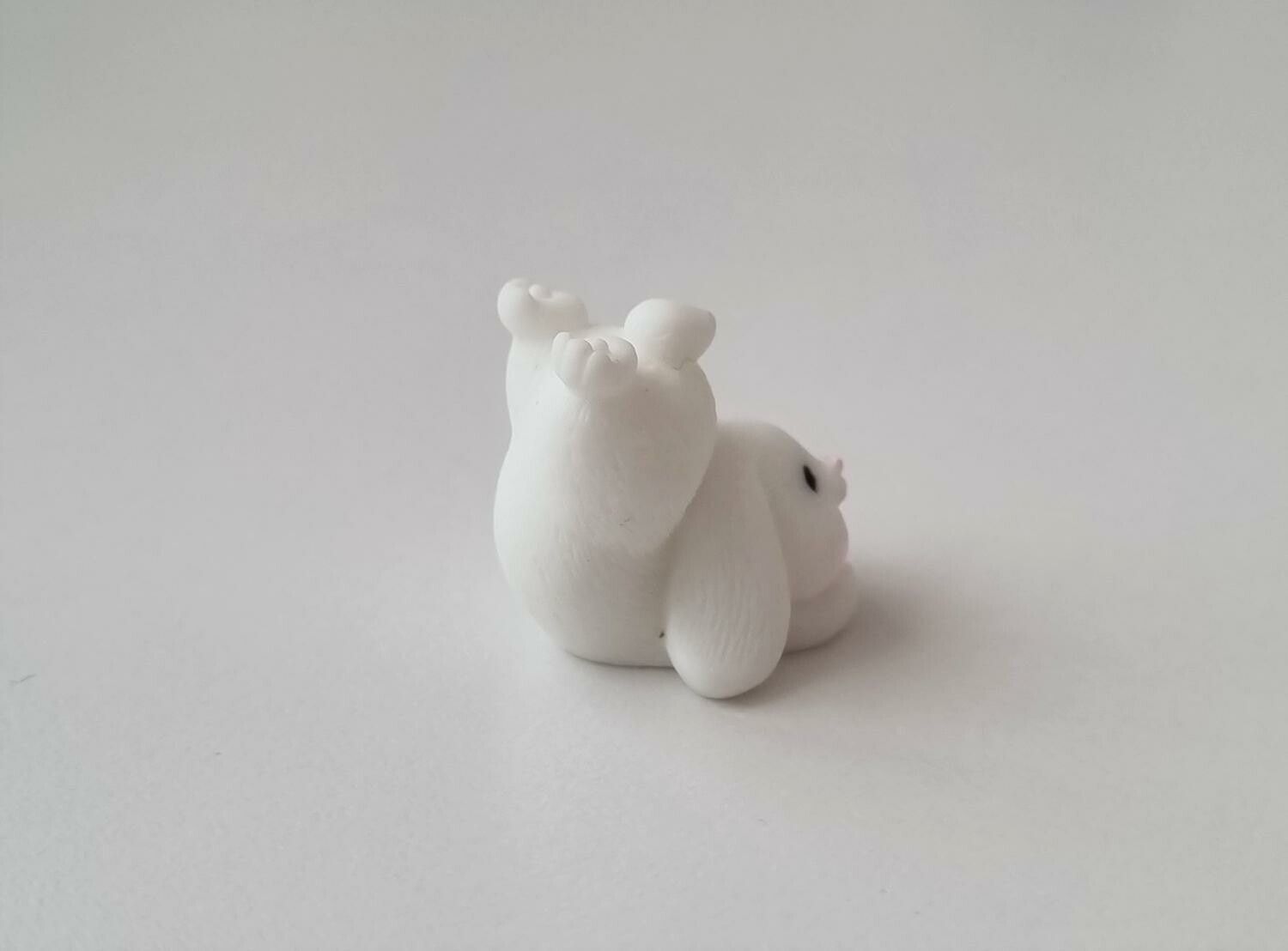 Söt liten kanin, minikanin. Miniatyr för dockskåp / tittskåp (variant 23)