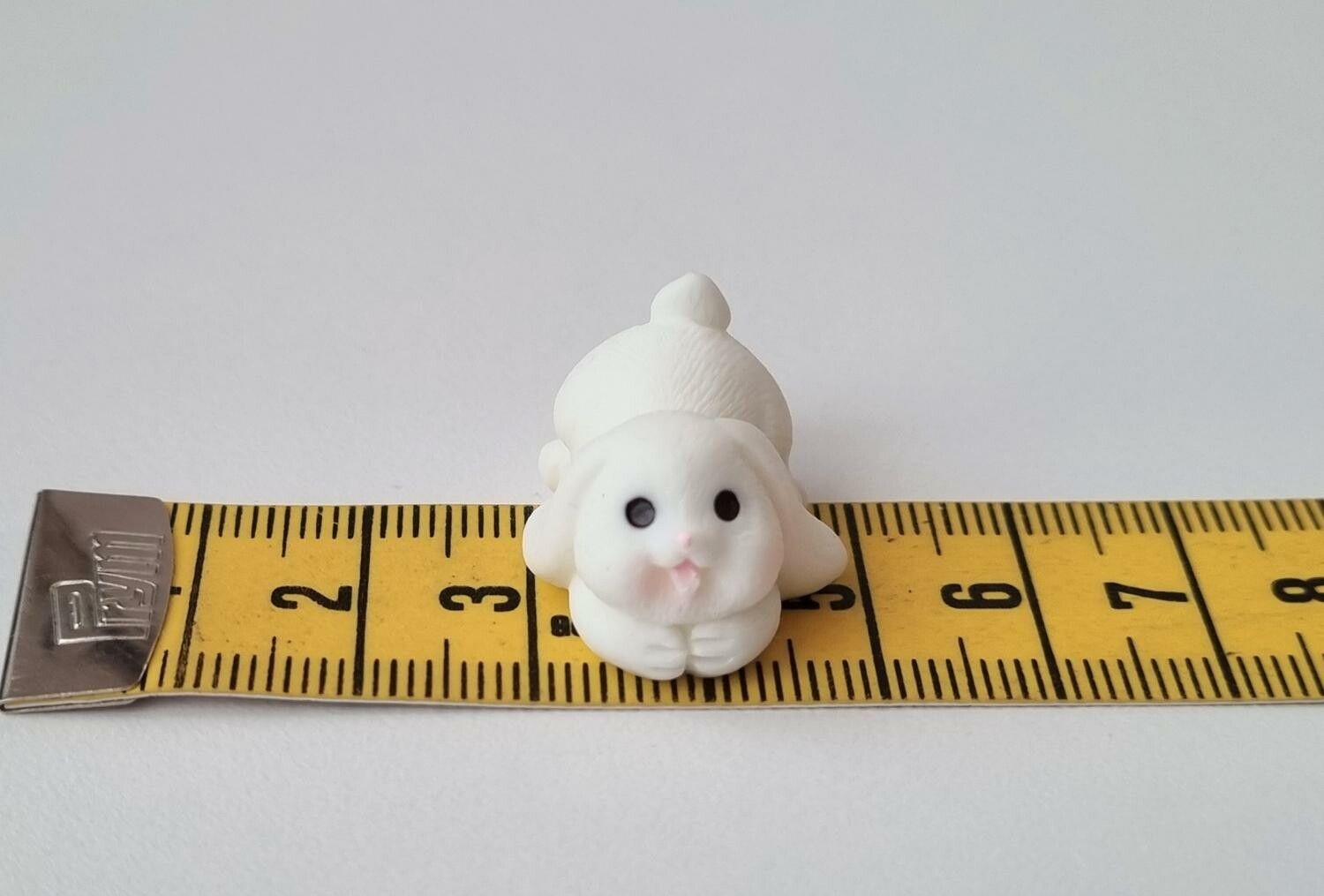 Söt liten kanin, minikanin. Miniatyr för dockskåp / tittskåp (variant 18)