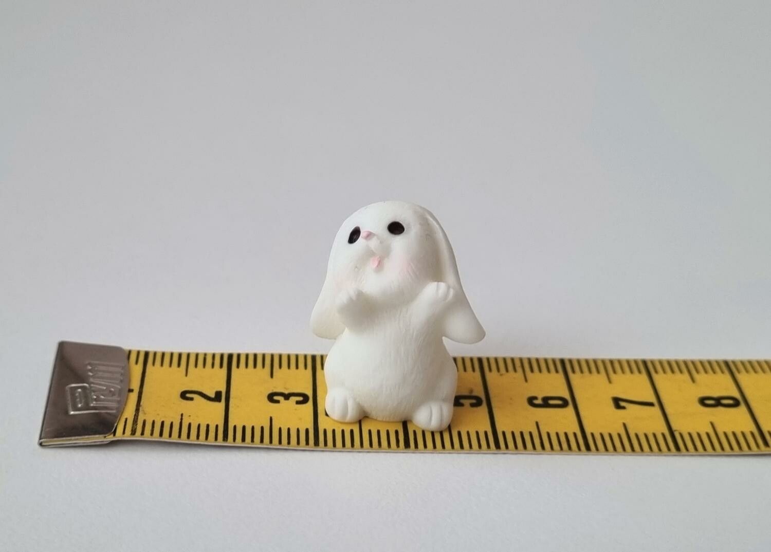 Söt liten kanin, minikanin. Miniatyr för dockskåp / tittskåp (variant 21)
