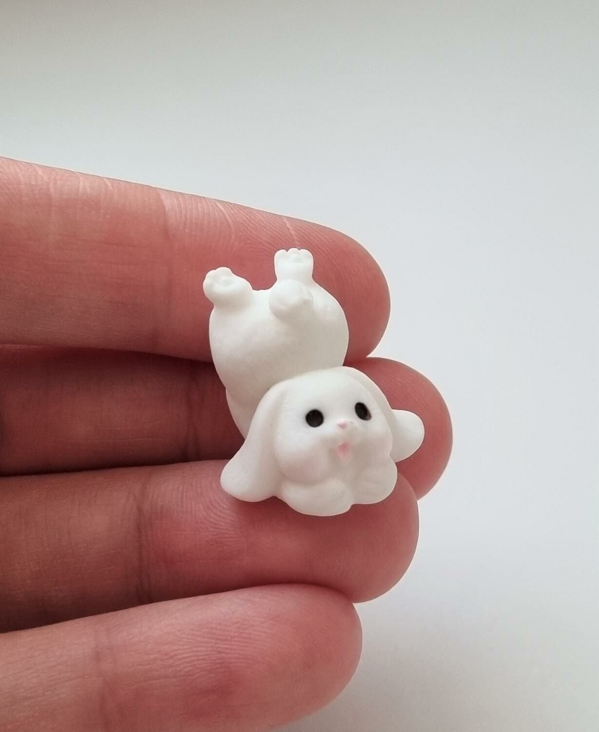 Söt liten kanin, minikanin. Miniatyr för dockskåp / tittskåp (variant 23)