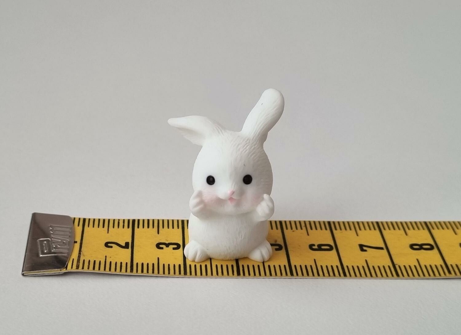 Söt liten kanin, minikanin. Miniatyr för dockskåp / tittskåp (variant 19)
