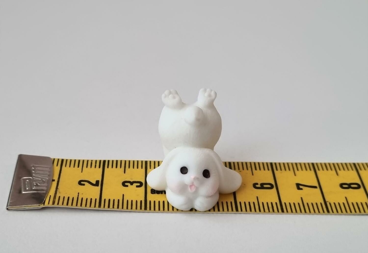 Söt liten kanin, minikanin. Miniatyr för dockskåp / tittskåp (variant 23)