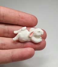Handmålad liten kanin, minikanin miniatyr (3,5 x 1,6 cm)