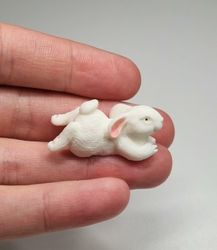 Handmålad liten kanin, minikanin miniatyr (3,5 x 1,6 cm)
