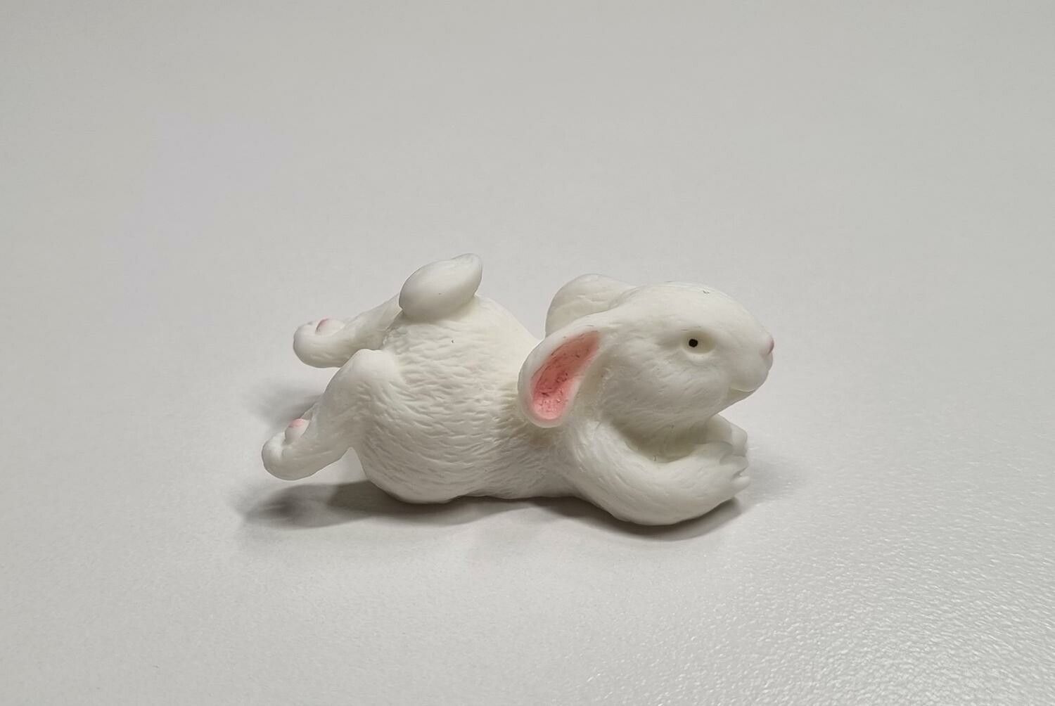 Handmålad liten kanin, minikanin miniatyr (3,5 x 1,6 cm)