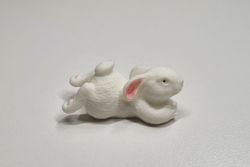 Handmålad liten kanin, minikanin miniatyr (3,5 x 1,6 cm)