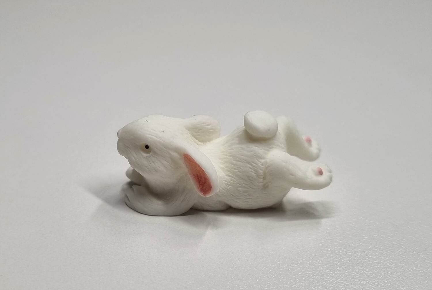 Handmålad liten kanin, minikanin miniatyr (3,5 x 1,6 cm)