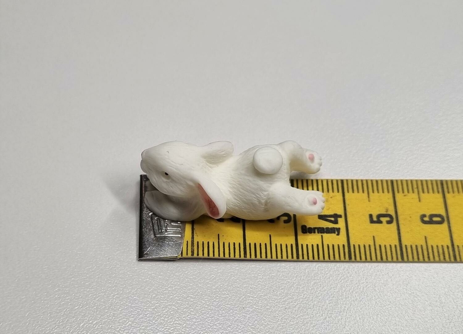 Handmålad liten kanin, minikanin miniatyr (3,5 x 1,6 cm)