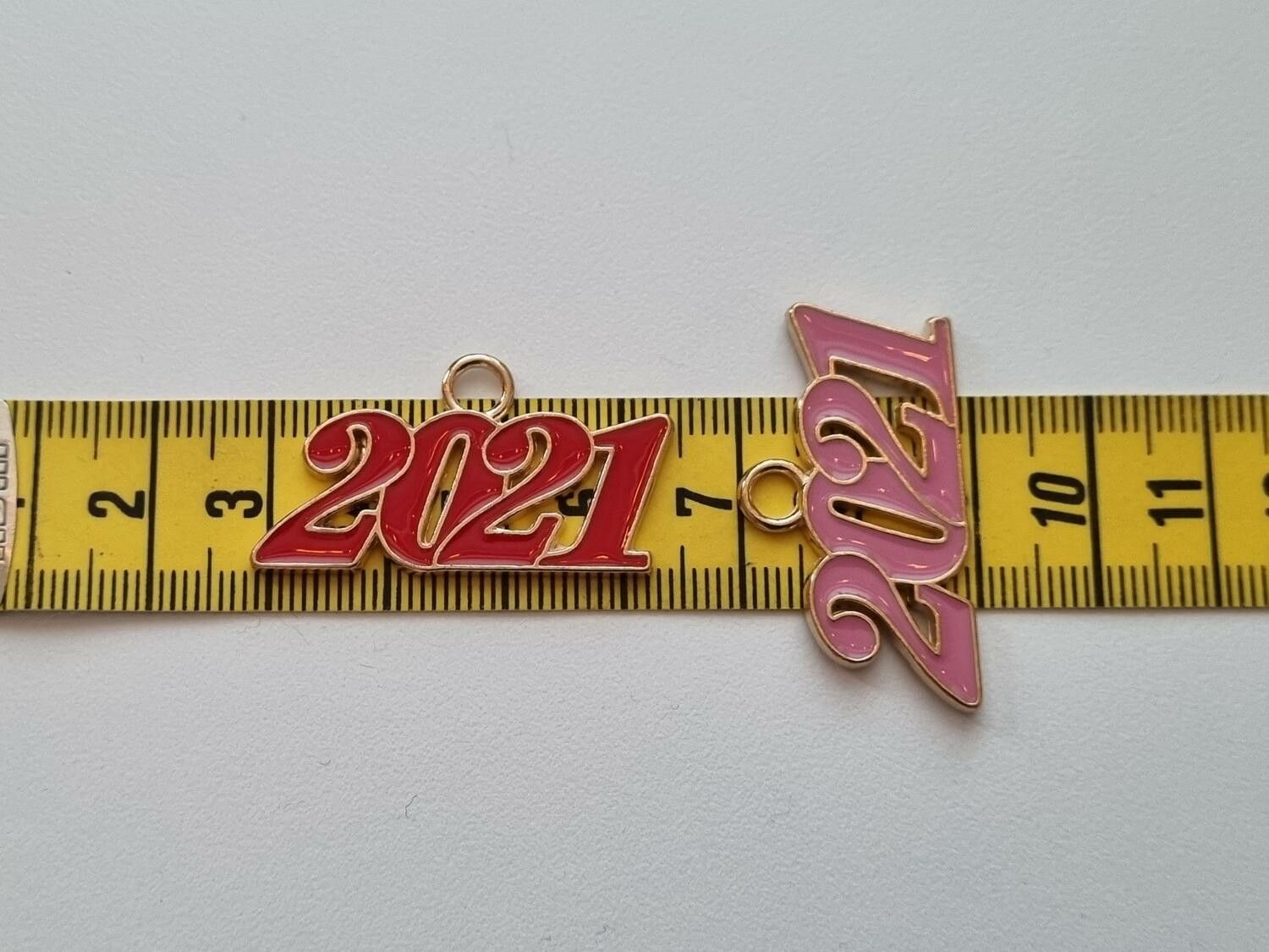 Berlocker Charms - 2021, 2 st i fina färger