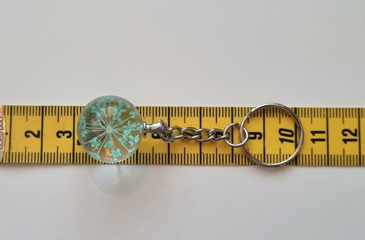 Nyckelring med rund glasberlock (ljusturkos)