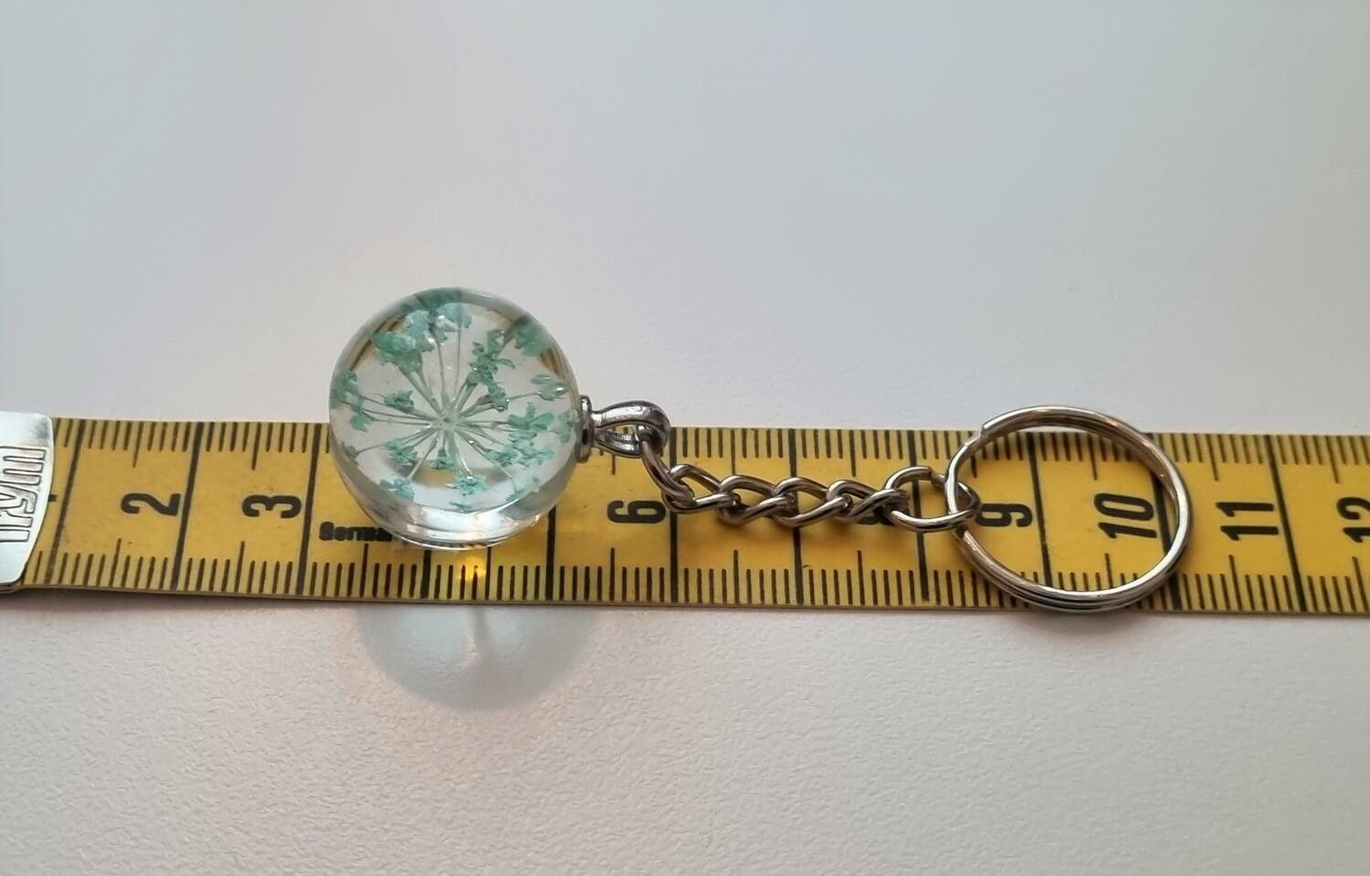 Nyckelring med rund glasberlock (ljusturkos)