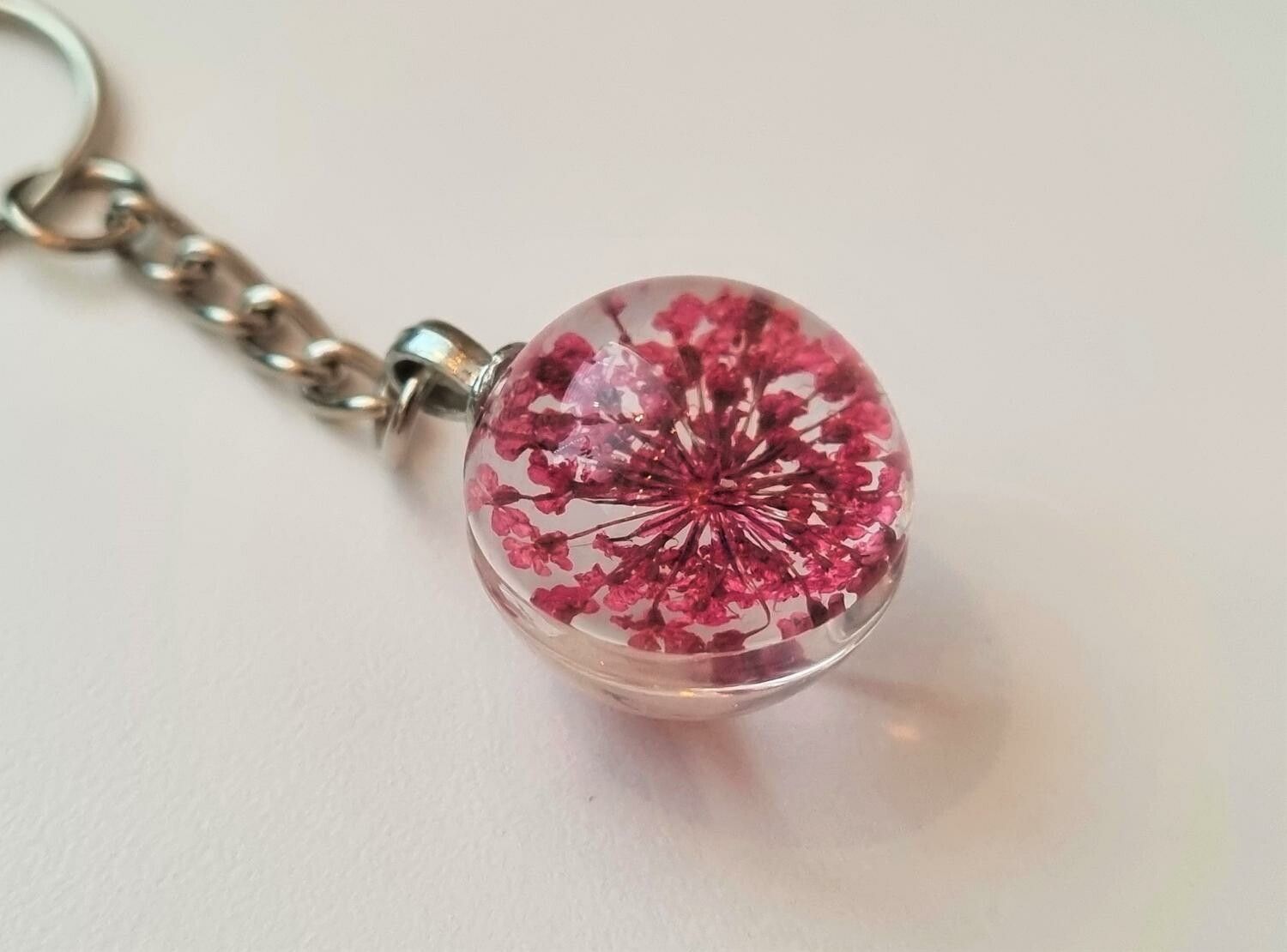Nyckelring med rund glasberlock (cerise)