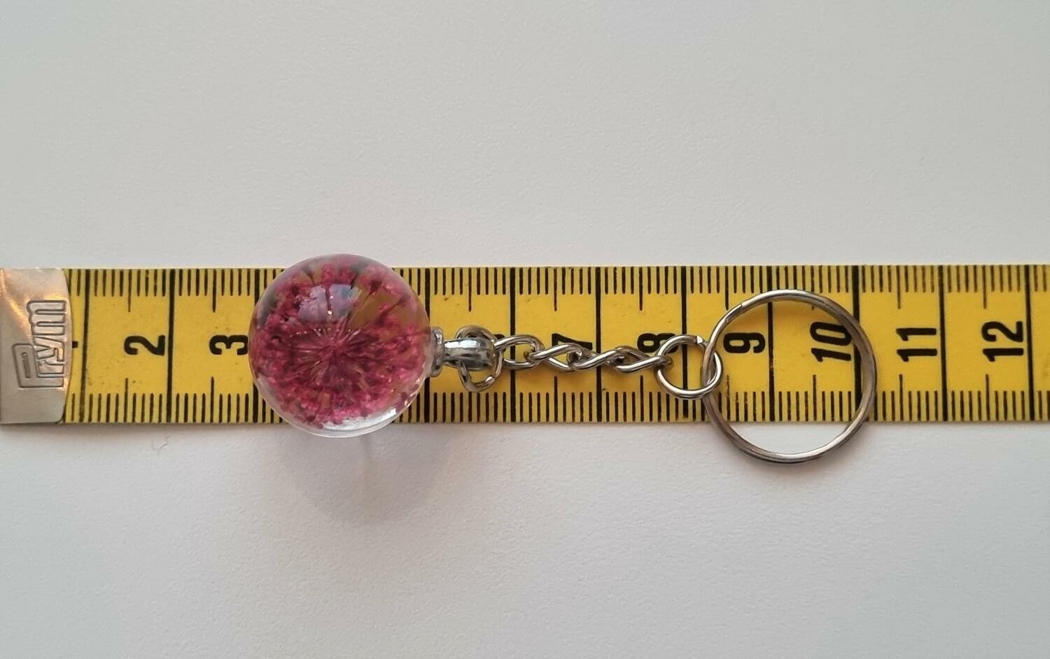 Nyckelring med rund glasberlock (cerise)