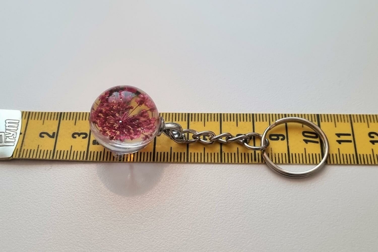 Nyckelring med rund glasberlock (cerise)