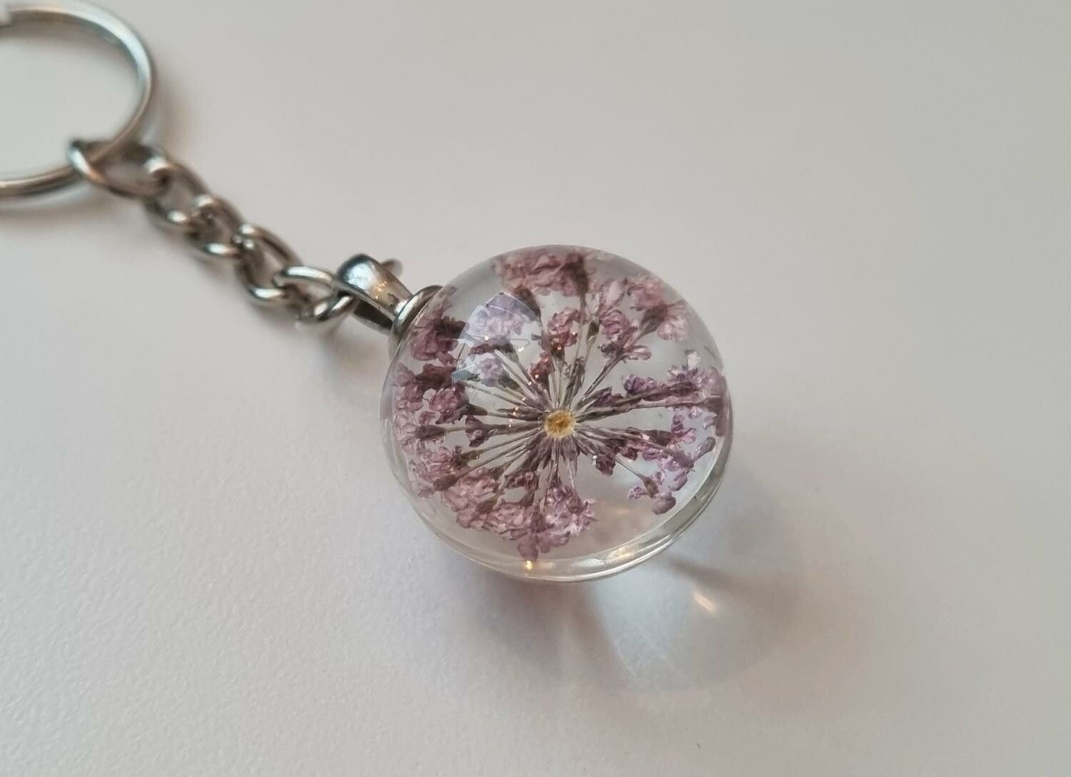 Nyckelring med rund glasberlock (lila)