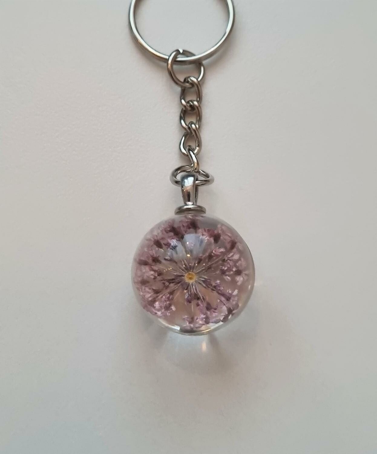 Nyckelring med rund glasberlock (lila)