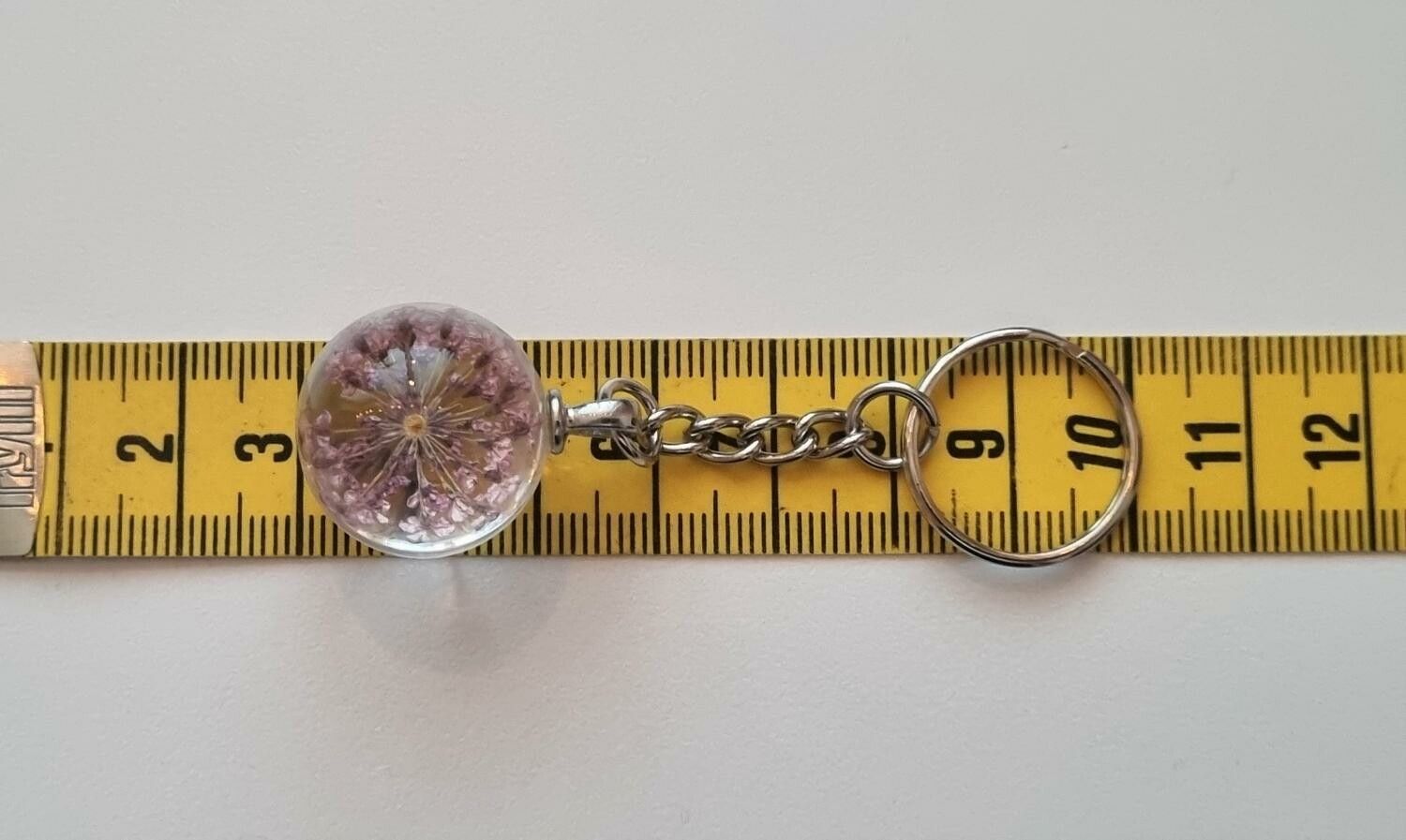 Nyckelring med rund glasberlock (lila)