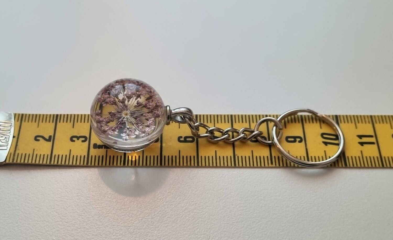 Nyckelring med rund glasberlock (lila)