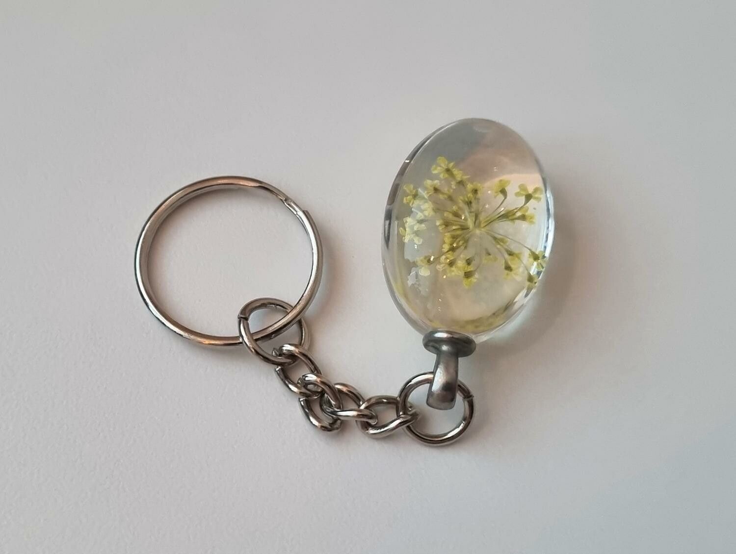 Nyckelring med oval glasberlock (gul)