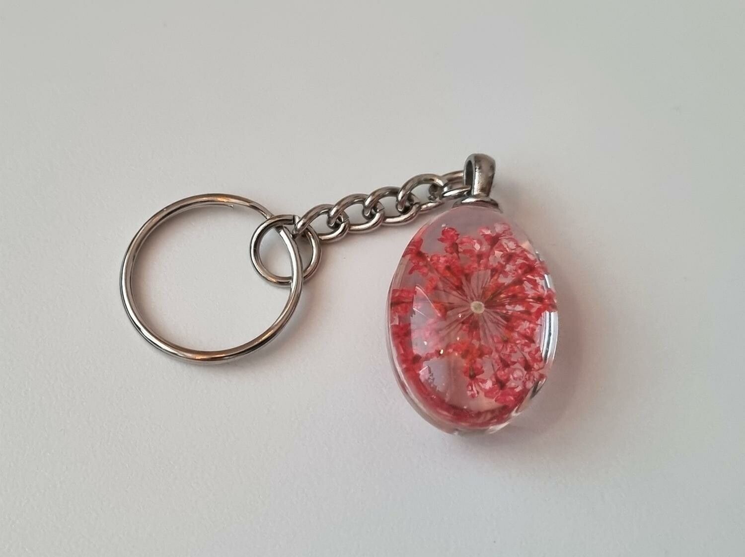 Nyckelring med oval glasberlock (röd)
