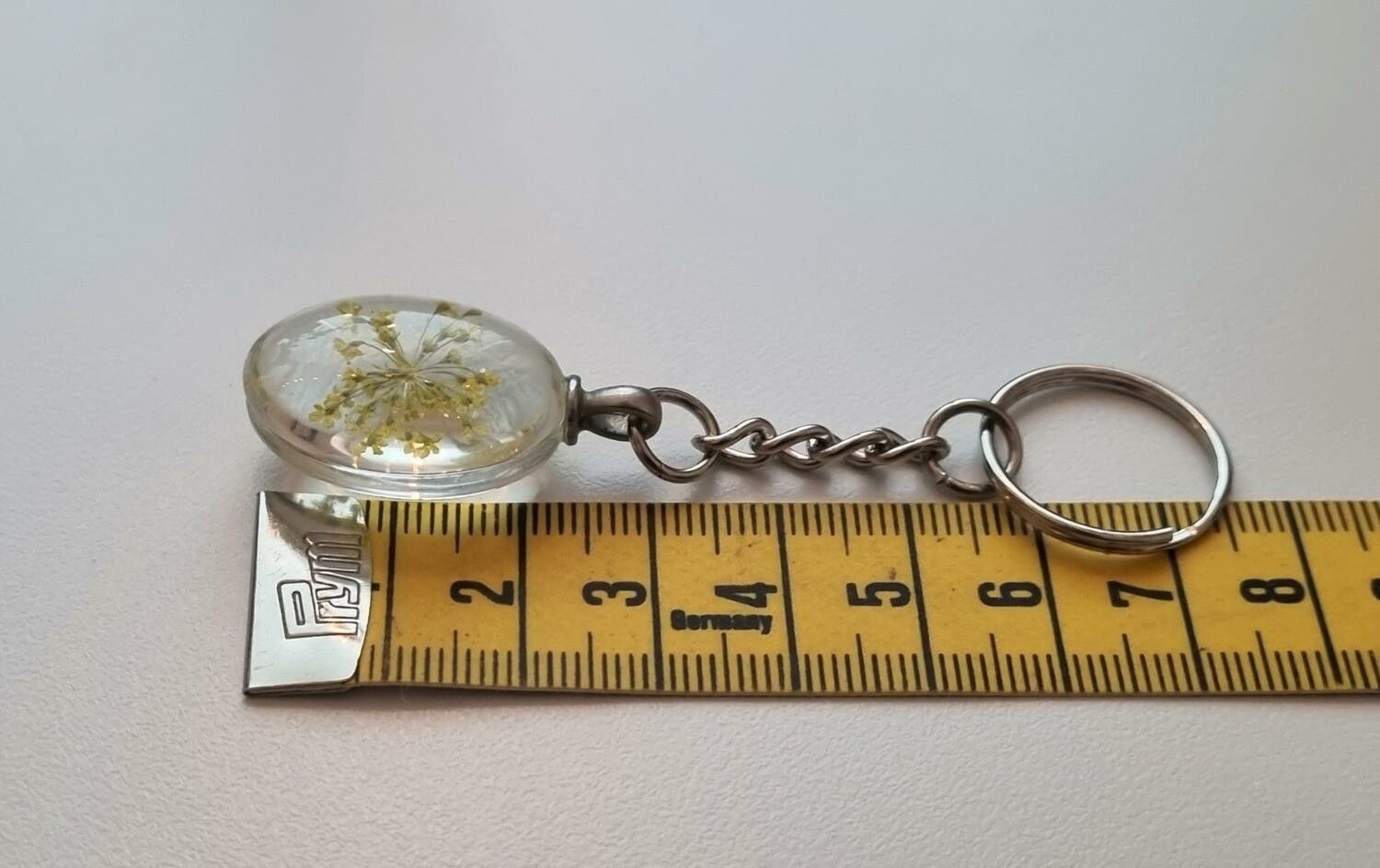 Nyckelring med oval glasberlock (gul)