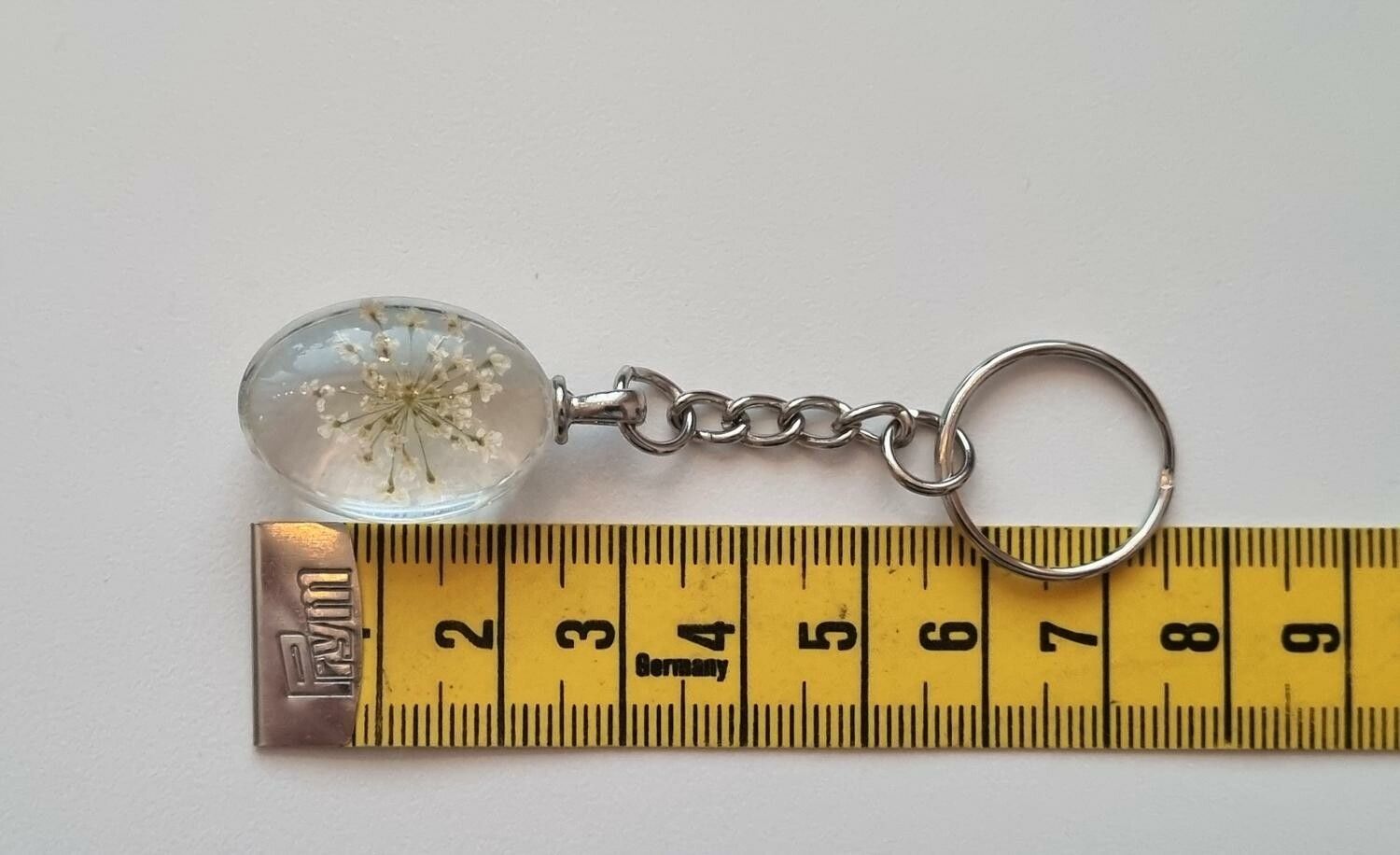 Nyckelring med oval glasberlock (vit/ljusgul)