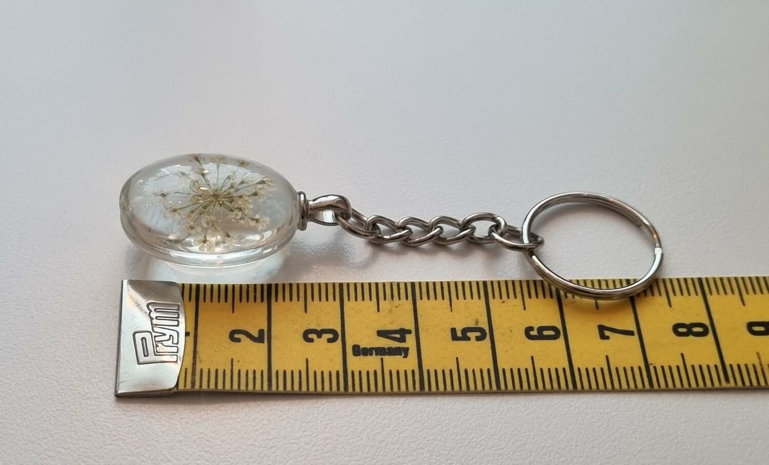 Nyckelring med oval glasberlock (vit/ljusgul)