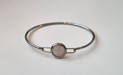 Stilrent armband med pärla