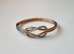 Stilrent armband i metall