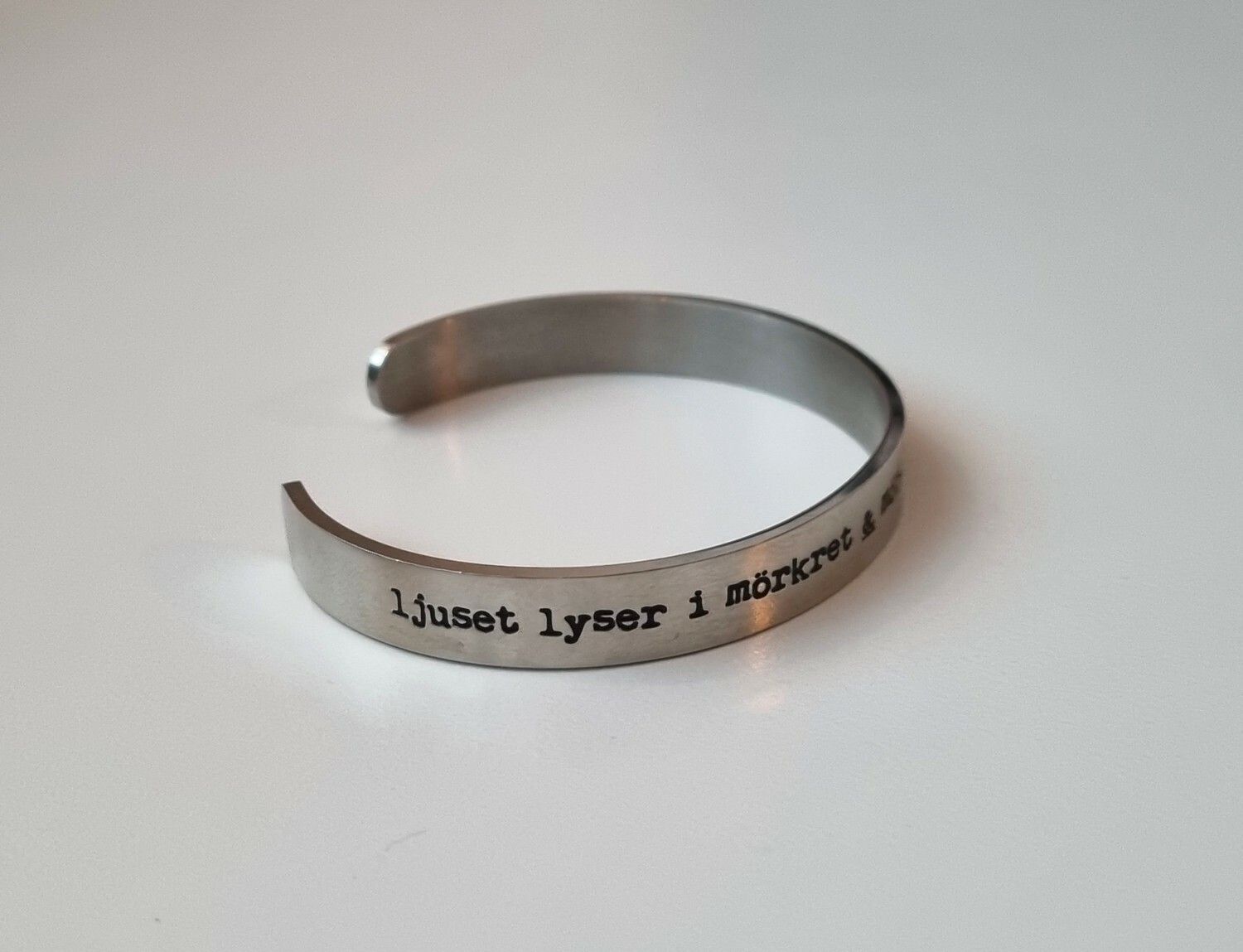 Stilrent armband i stål med text