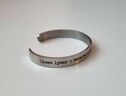 Stilrent armband i stål med text