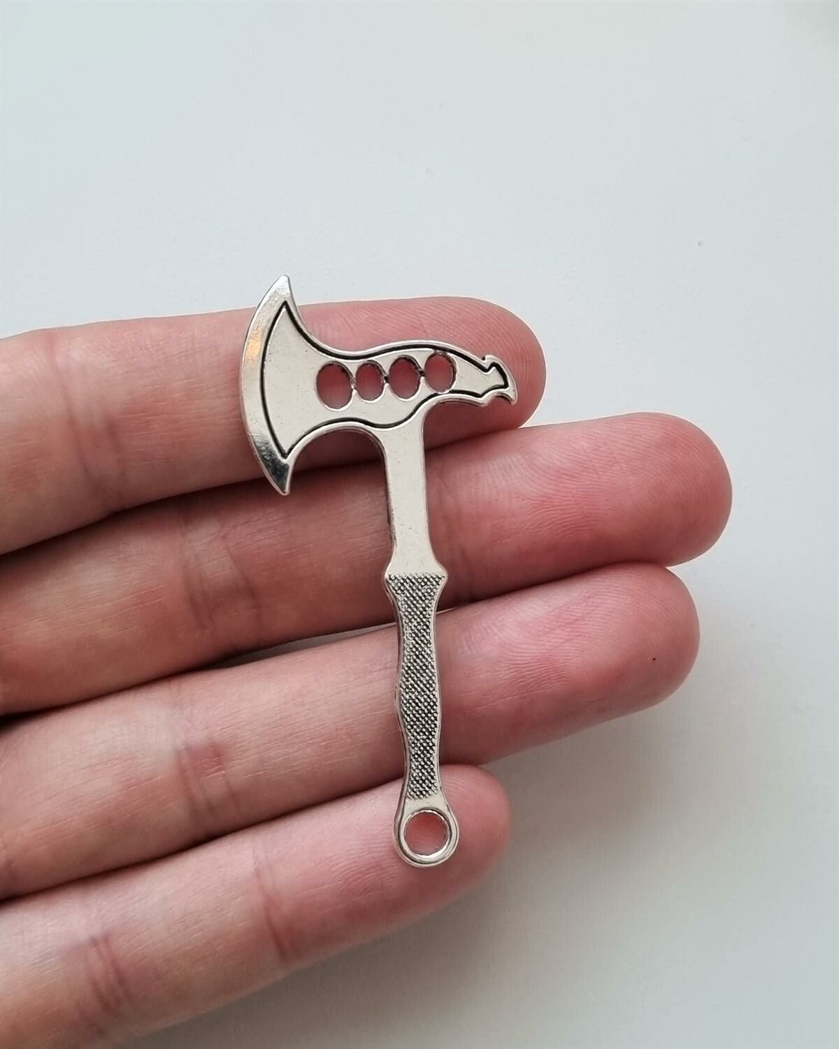 1 st silverfärgad Yxa,. Berlock / charm / miniatyr