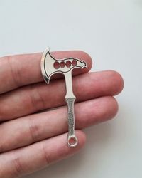 1 st silverfärgad Yxa,. Berlock / charm / miniatyr